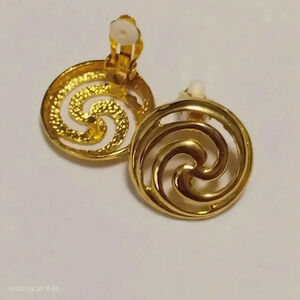 1" Unbranded Gold Tone Clip On Earrings Round Swirl pattern